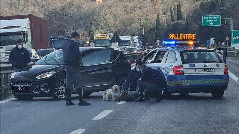 Contromano in autostrada tra Firenze e Barberino cerca di scappare: i video dell&#039;arresto [VIDEO]