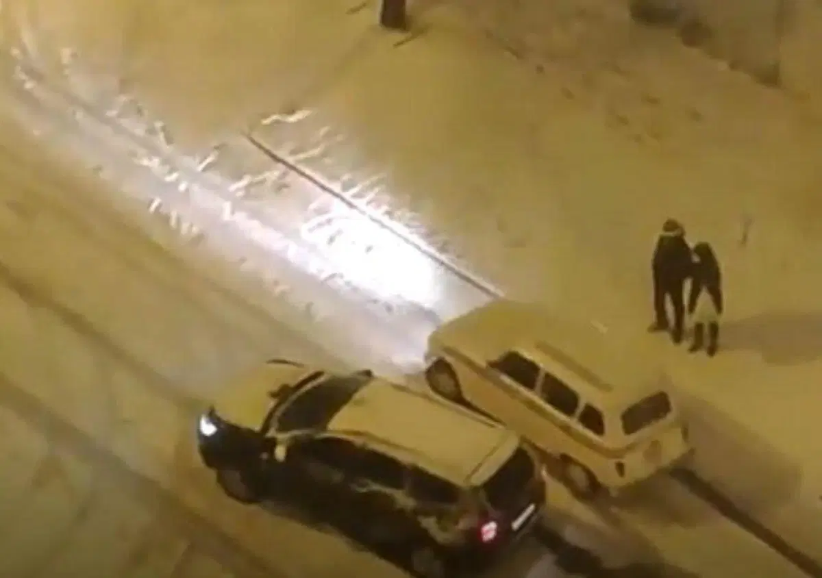 Auto anni '60 meglio di quella del 2010 sulla neve. Il video &egrave; virale 