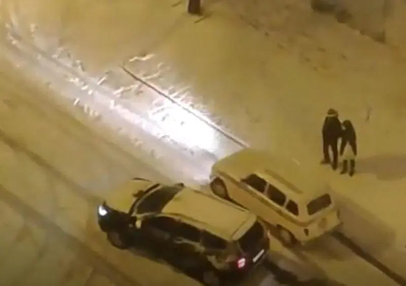 Auto anni '60 meglio di quella del 2010 sulla neve. Il video &egrave; virale 