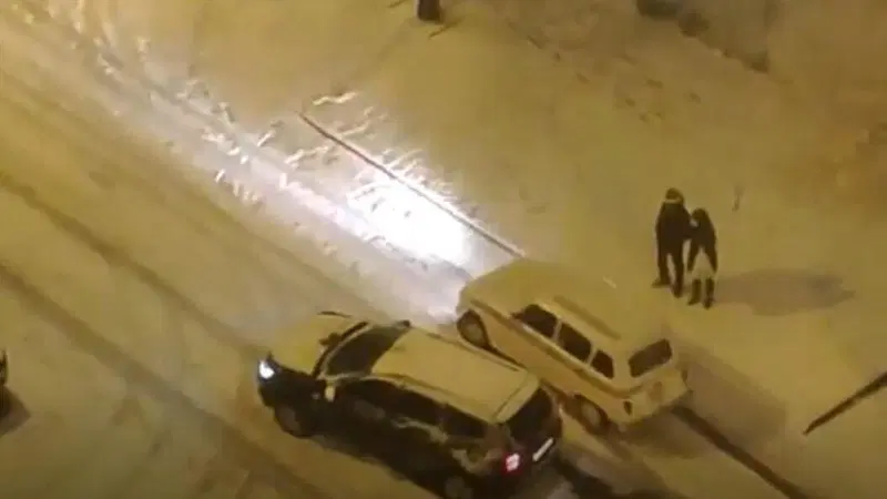 Auto anni '60 meglio di quella del 2010 sulla neve. Il video &egrave; virale 