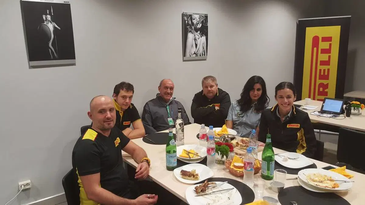 L'uomo che fa mangiare il Circus (8)