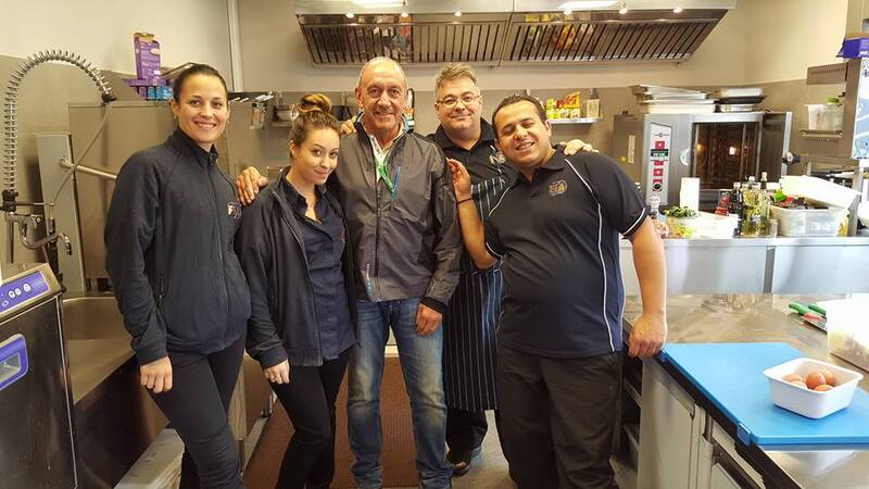 Marco Intiso con lo staff delle cucine della FIA