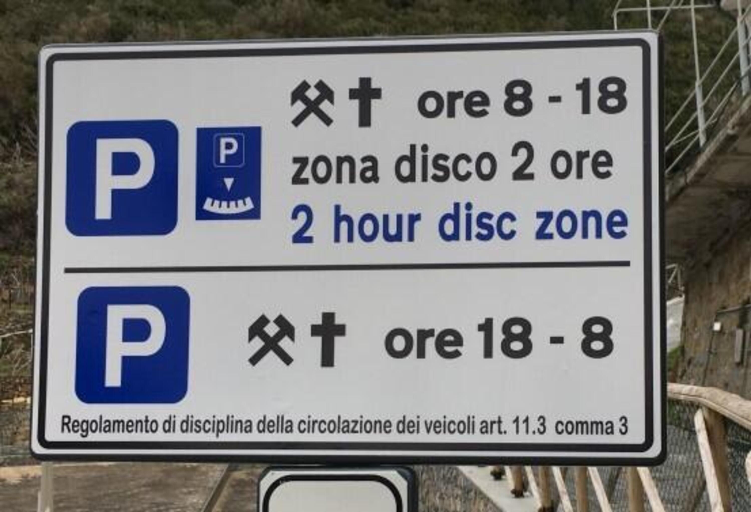 Disco orario in auto: normativa e regole per un parcheggio senza multa