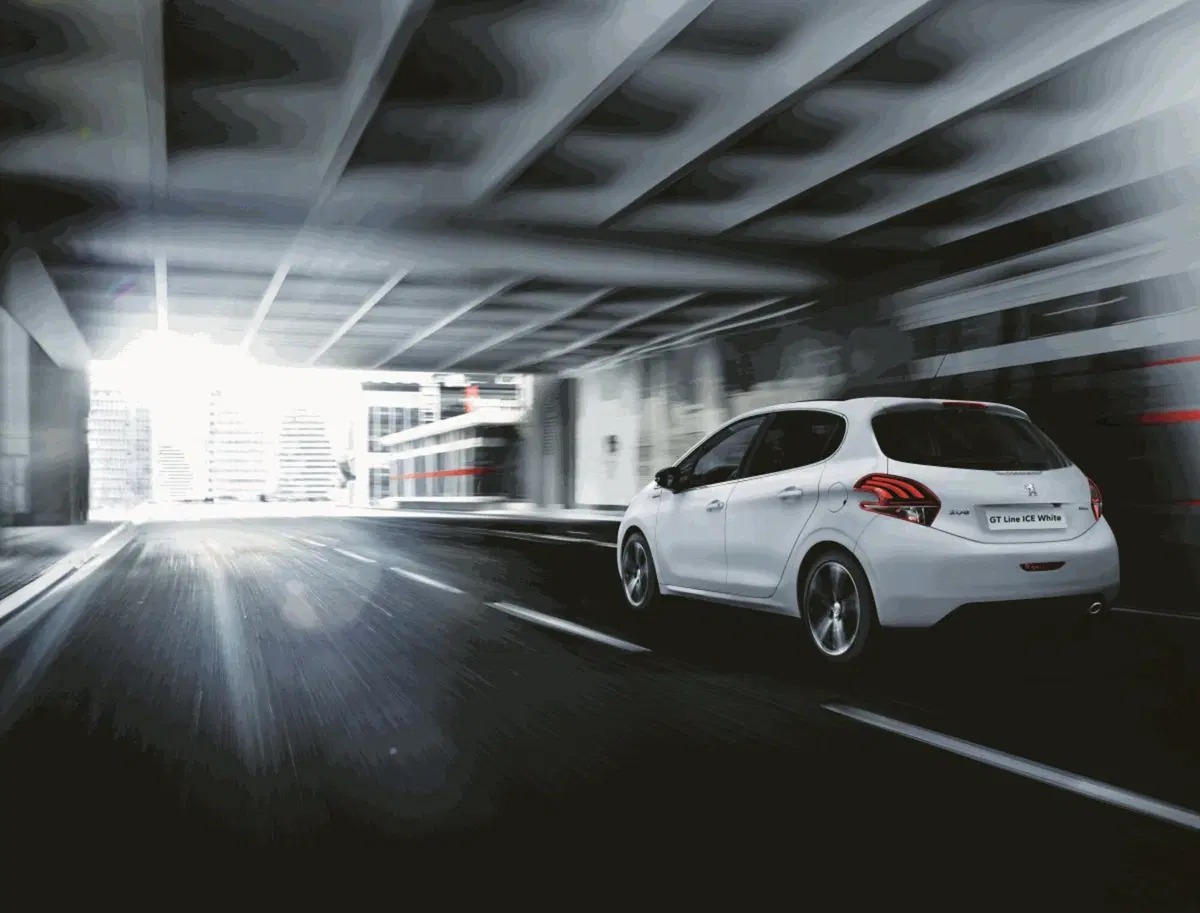 Peugeot 208 GT Line ICE White, bianco sportivo (3)