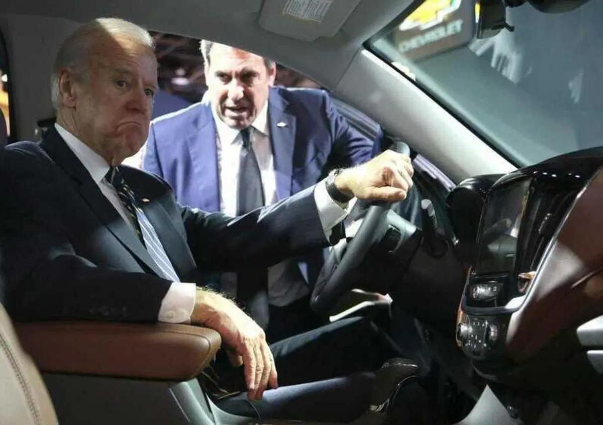 Joe Biden promette: "Flotta dei veicoli governativi sar&agrave; elettrica"