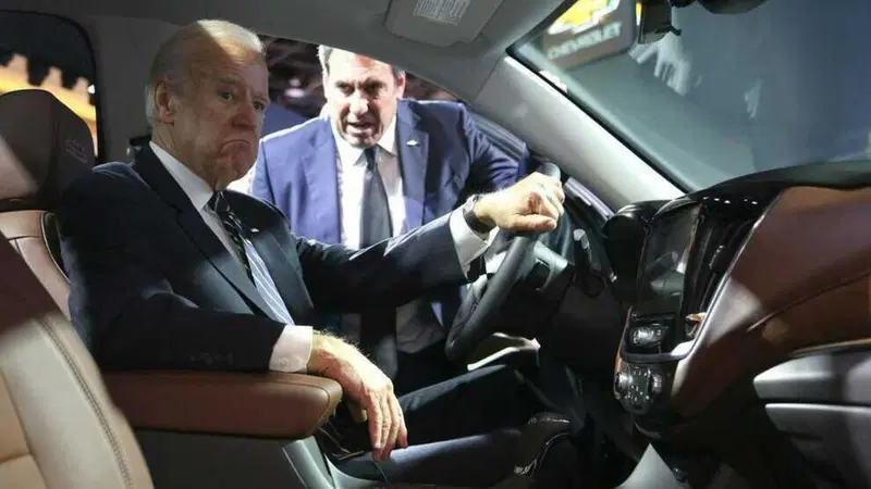 Joe Biden promette: "Flotta dei veicoli governativi sar&agrave; elettrica"