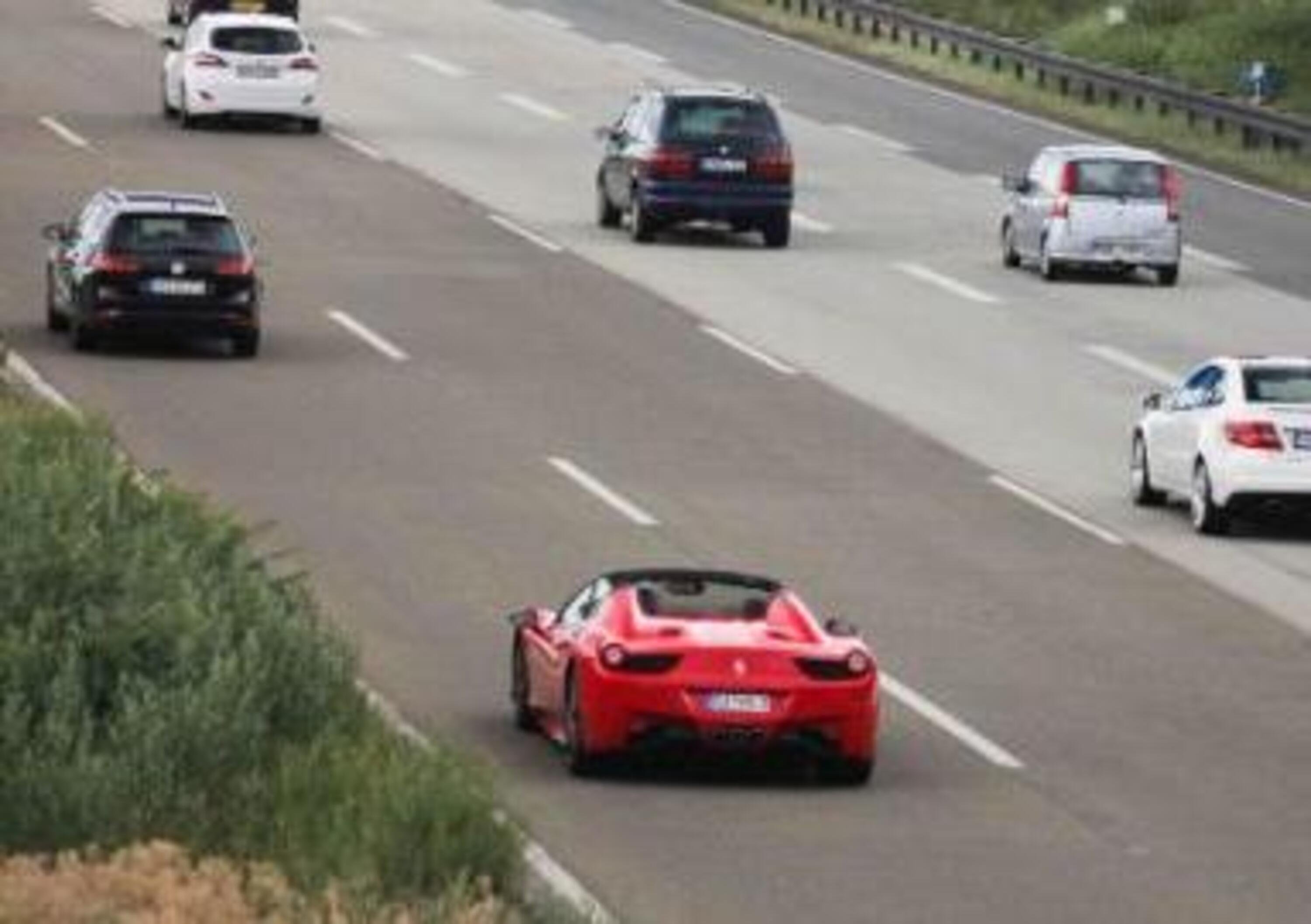 Ferrari a noleggio e scommesse online con il reddito di cittadinanza: indagato un professionista bresciano