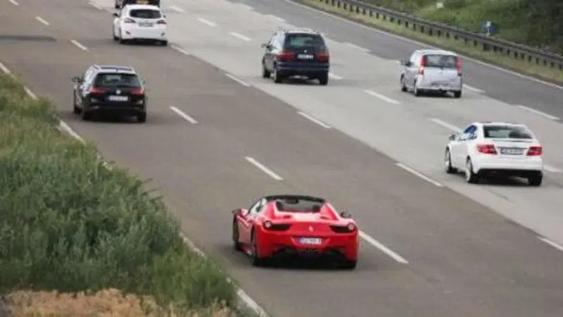 Ferrari a noleggio e scommesse online con il reddito di cittadinanza: indagato un professionista bresciano