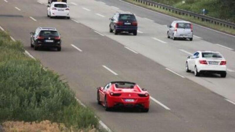 Ferrari a noleggio e scommesse online con il reddito di cittadinanza: indagato un professionista bresciano