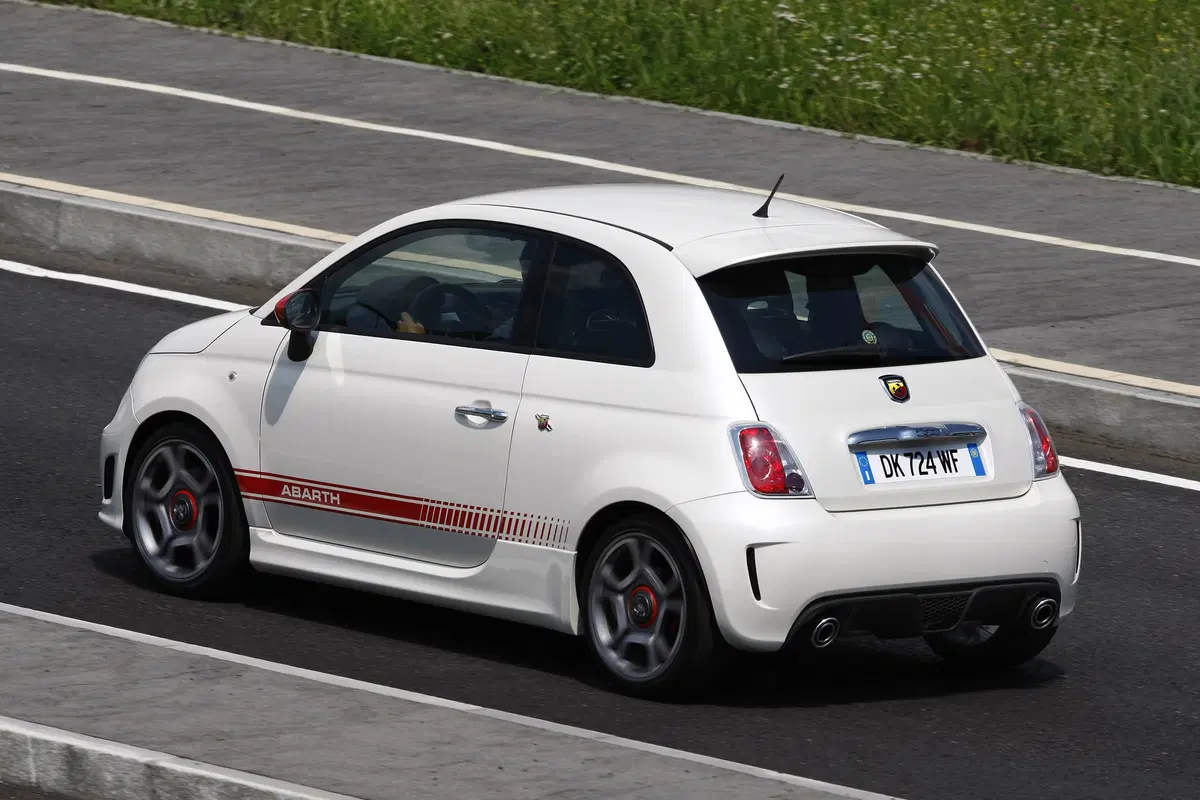 Abarth 500 1.4 Turbo T-Jet Custom (3)