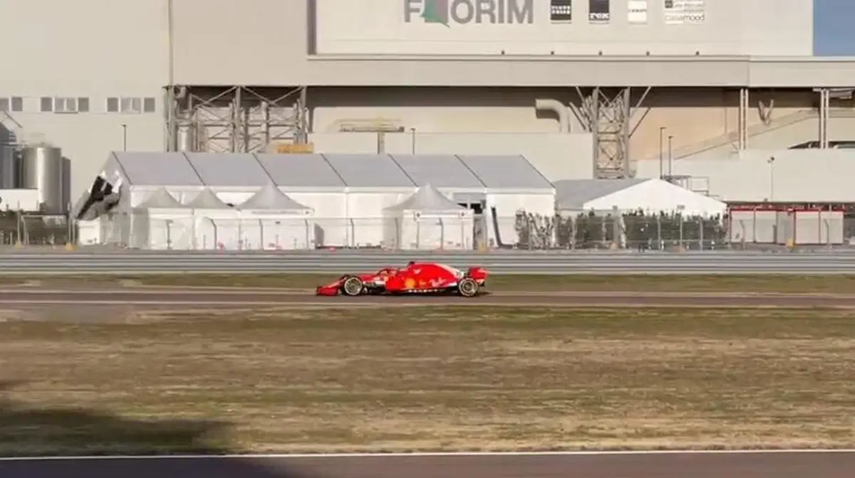 F1, Carlos Sainz per la prima volta alla guida di una Ferrari a Fiorano [Video] (2)