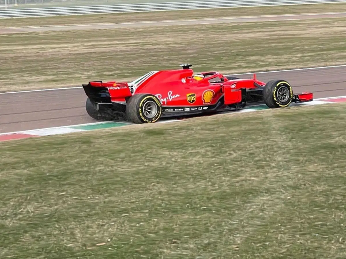 F1, Carlos Sainz per la prima volta alla guida di una Ferrari a Fiorano [Video] (3)