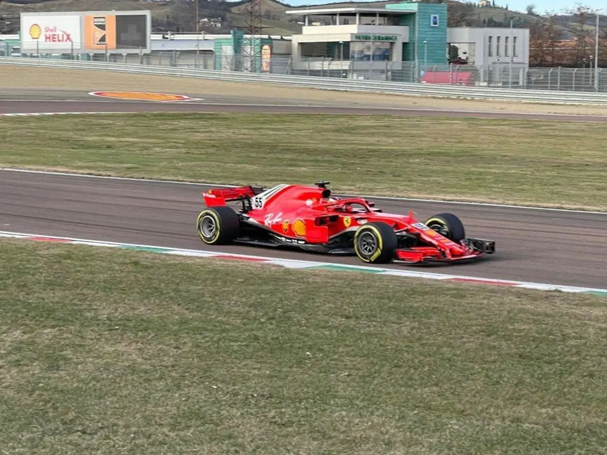 F1, Carlos Sainz per la prima volta alla guida di una Ferrari a Fiorano [Video]