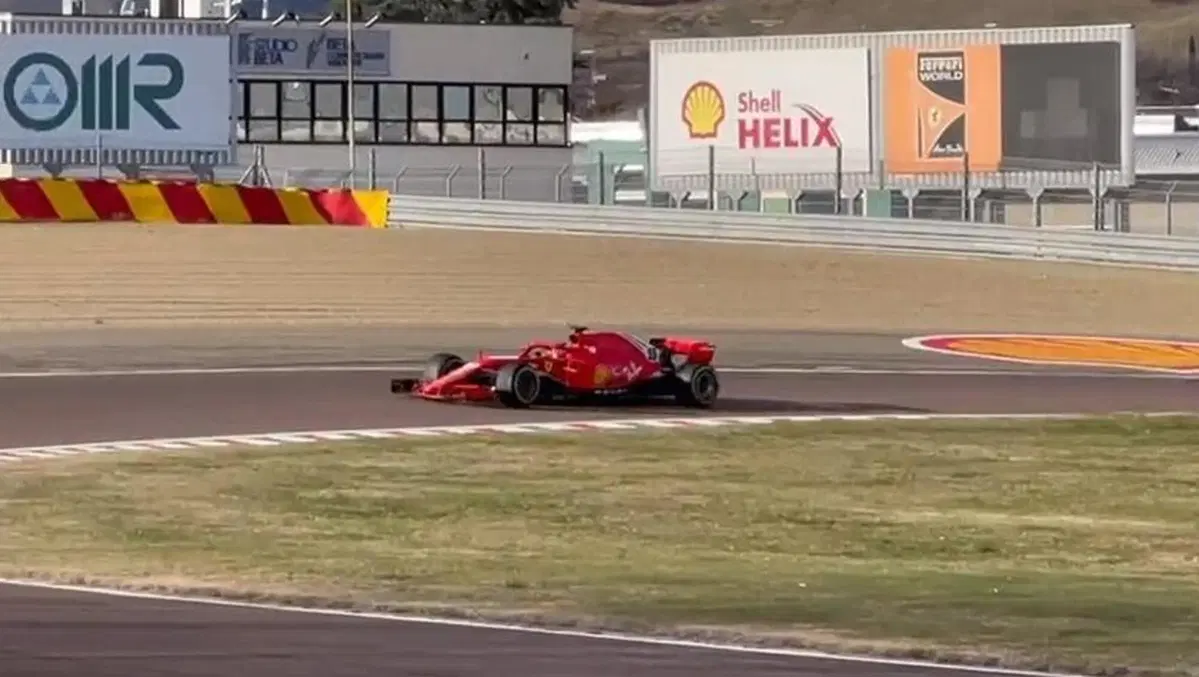 F1, Carlos Sainz per la prima volta alla guida di una Ferrari a Fiorano [Video] (6)