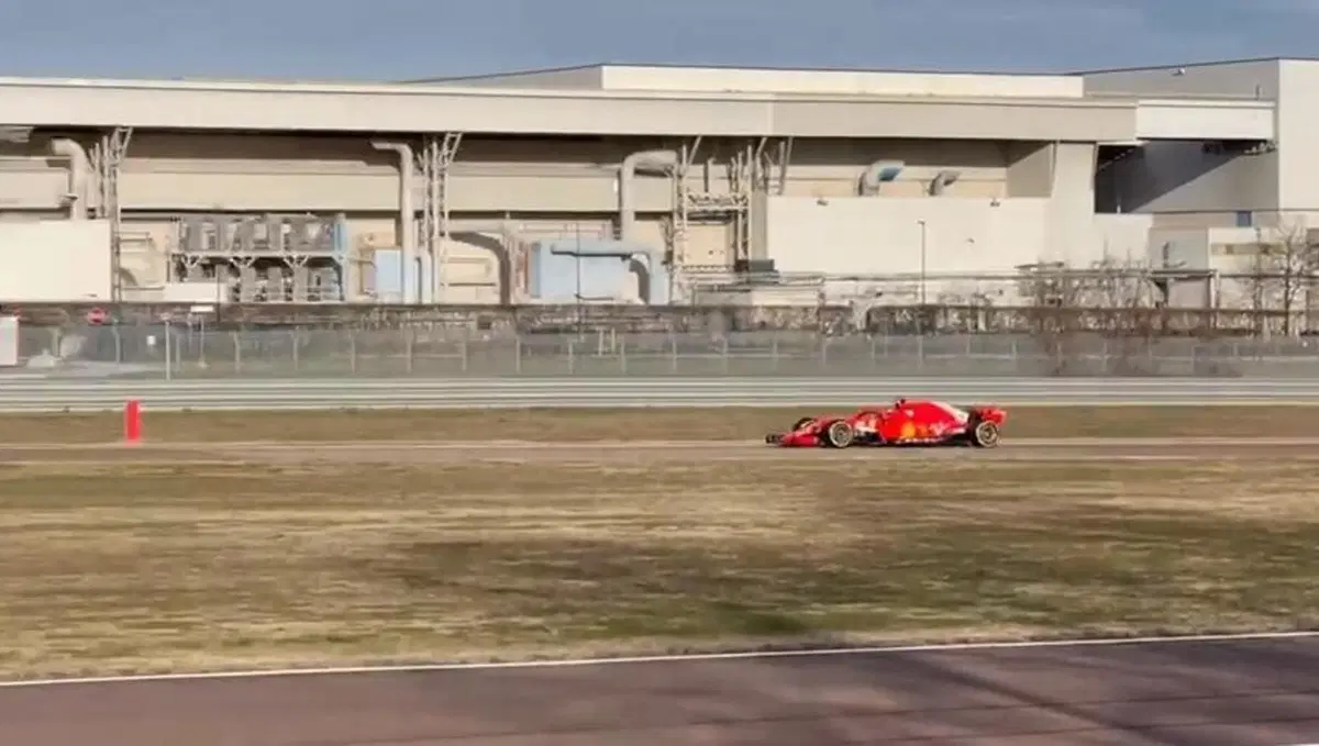 F1, Carlos Sainz per la prima volta alla guida di una Ferrari a Fiorano [Video] (7)