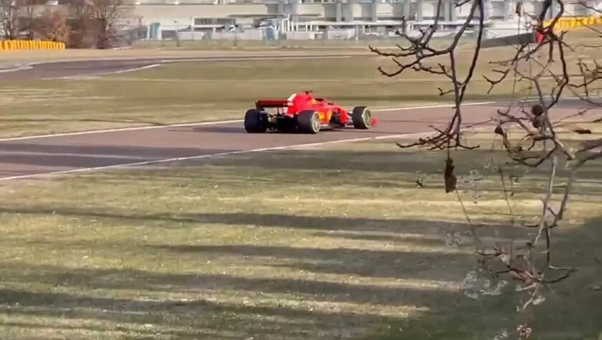 F1, Carlos Sainz per la prima volta alla guida di una Ferrari a Fiorano [Video] (9)