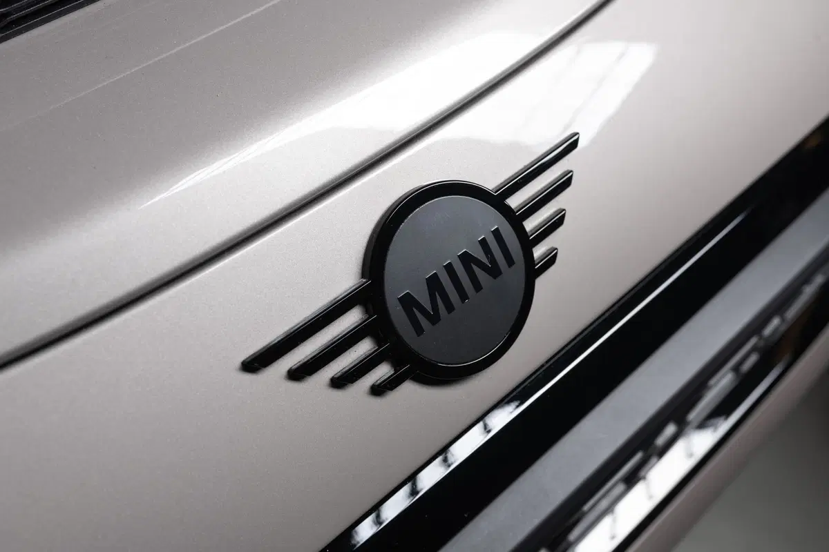 Mini 2021 | Ecco il secondo restyling per 3 e 5 porte, Cabrio ed elettrica (26)