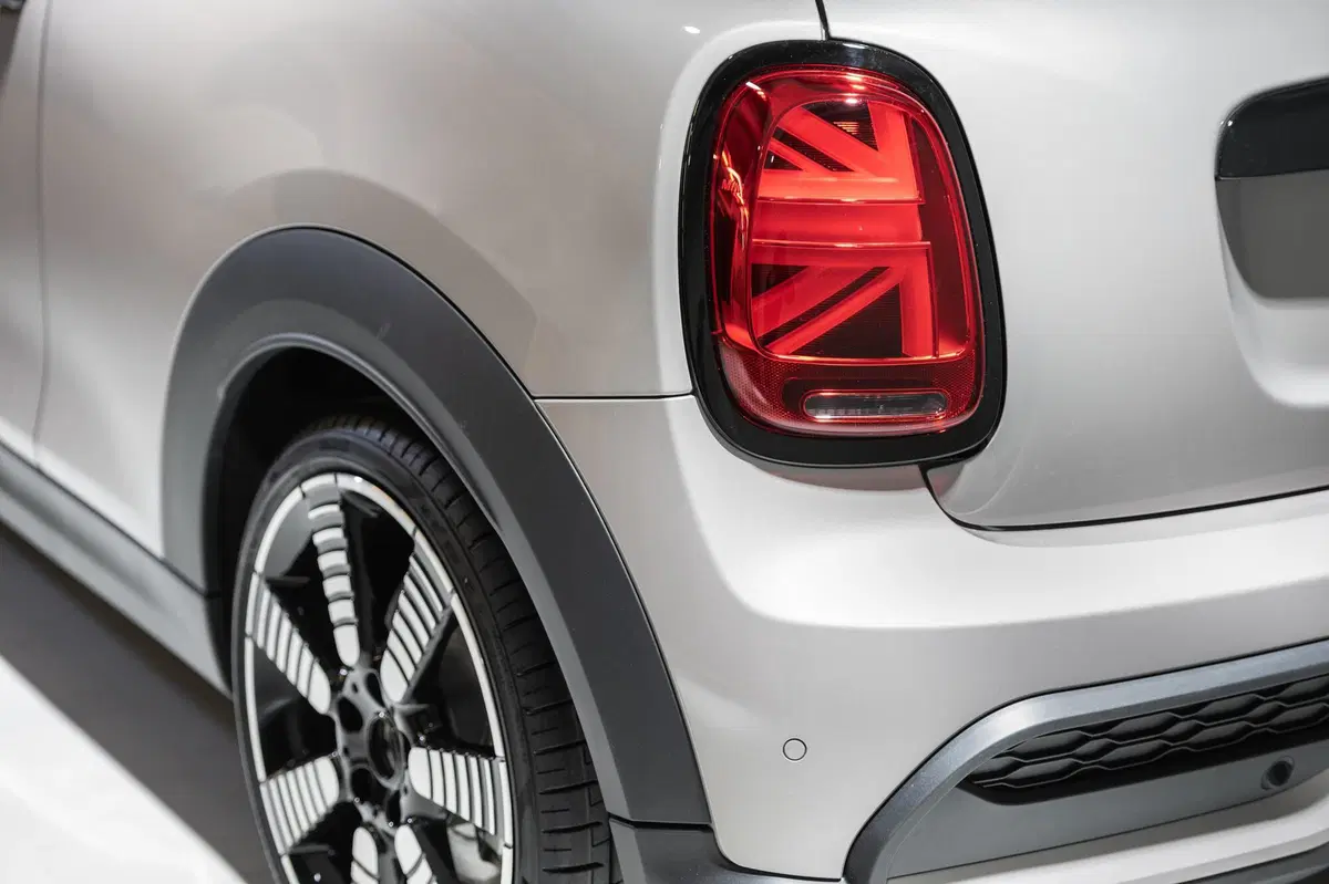 Mini 2021 | Ecco il secondo restyling per 3 e 5 porte, Cabrio ed elettrica (38)