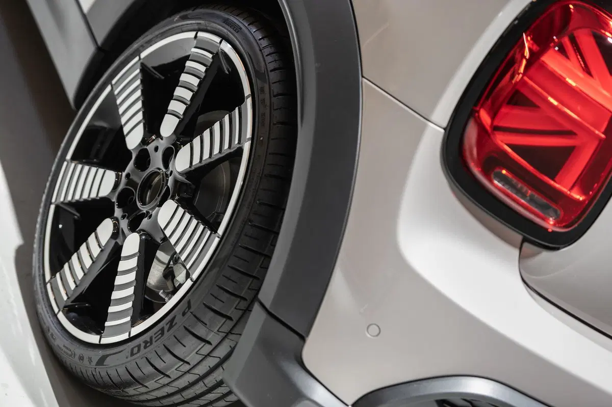 Mini 2021 | Ecco il secondo restyling per 3 e 5 porte, Cabrio ed elettrica (39)