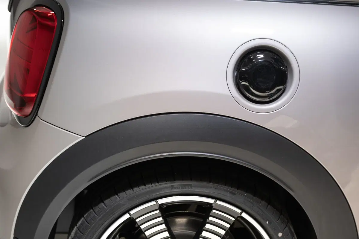 Mini 2021 | Ecco il secondo restyling per 3 e 5 porte, Cabrio ed elettrica (43)