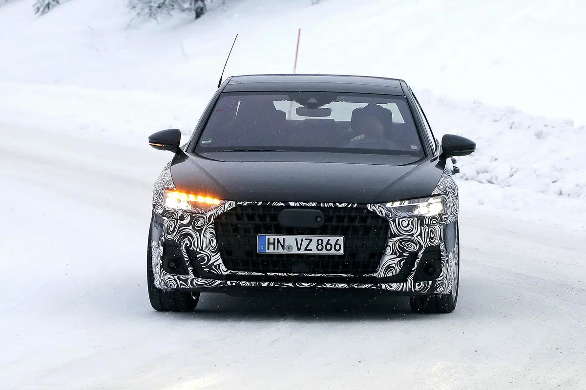 Audi A8 restyling, le foto spia (2)