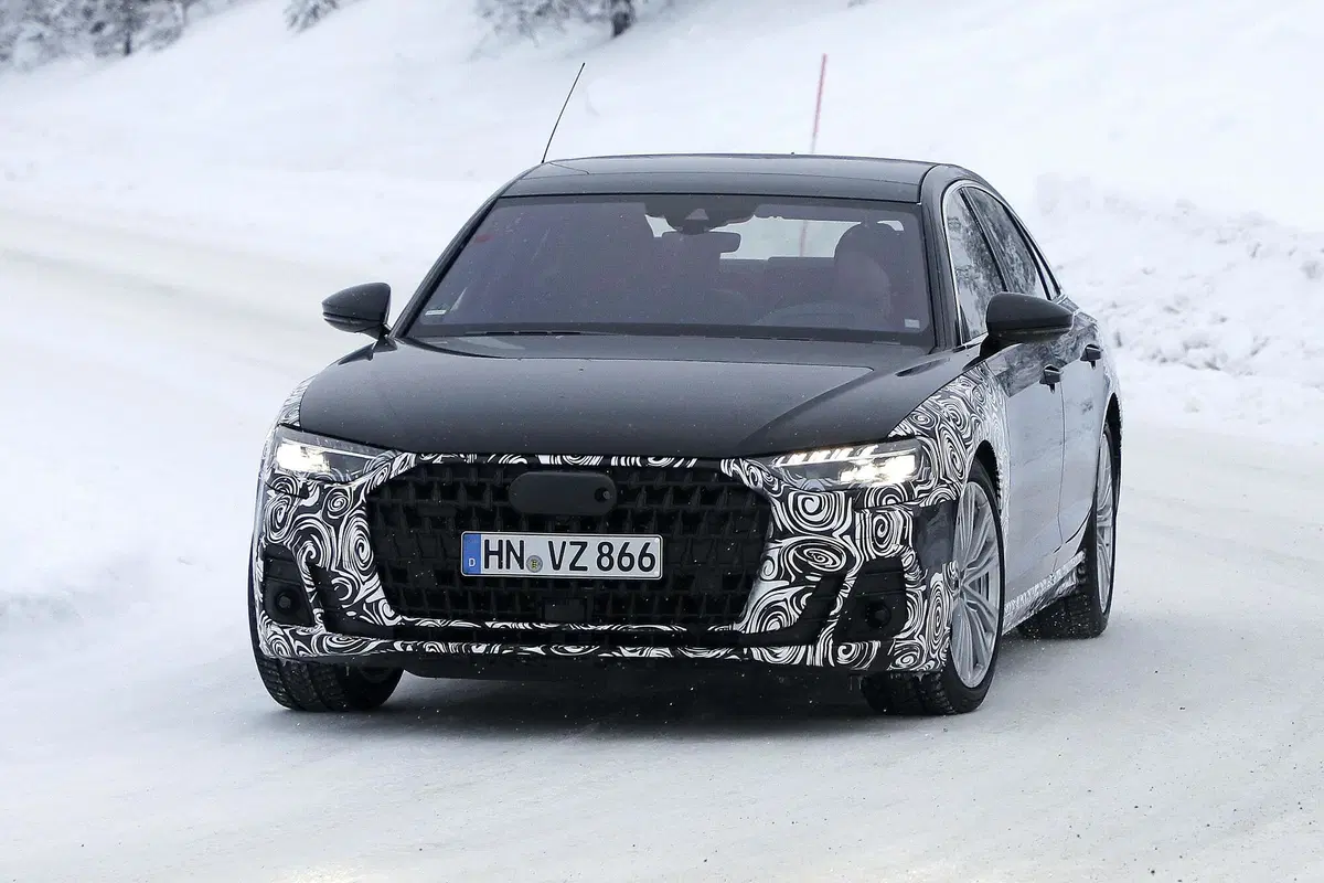 Audi A8 restyling, le foto spia (3)