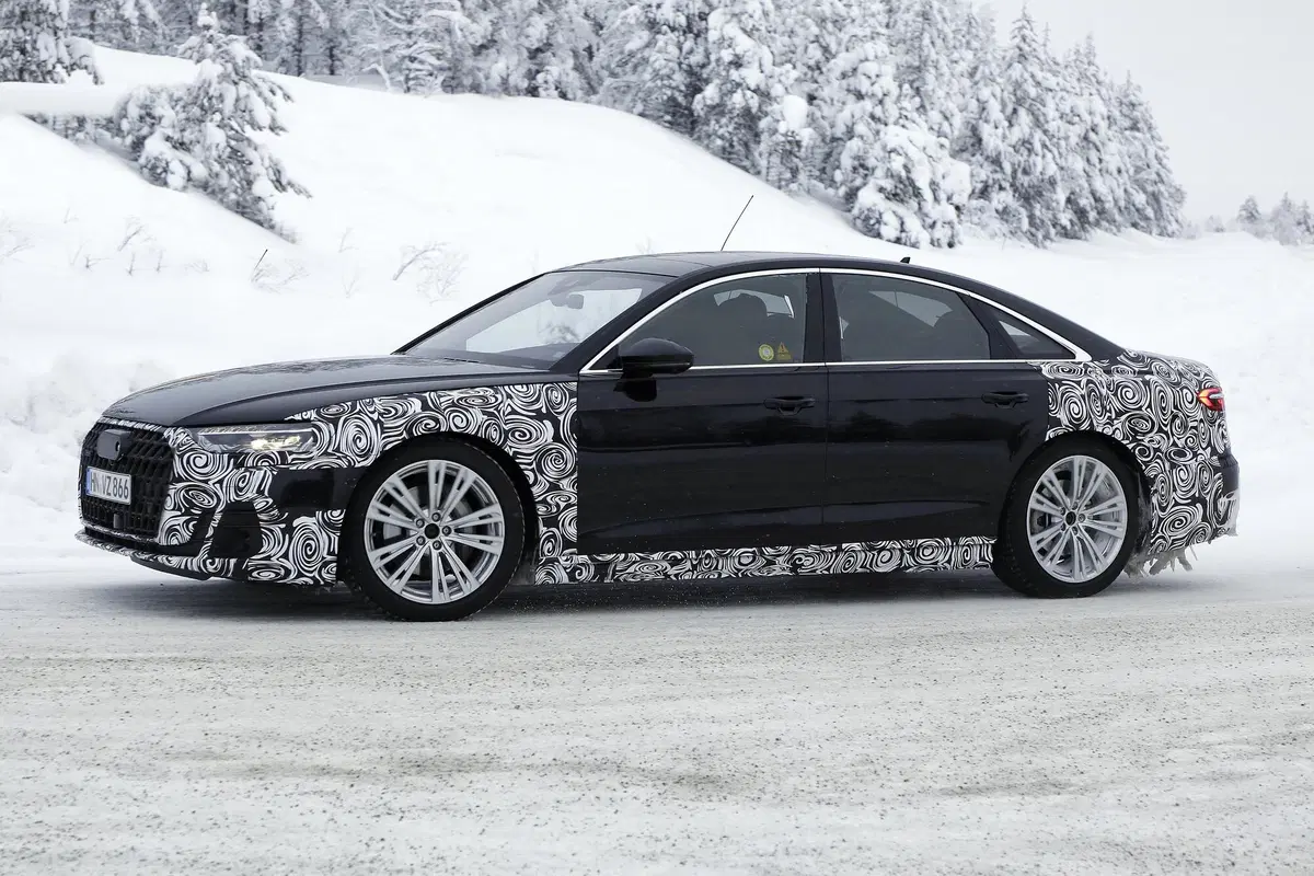 Audi A8 restyling, le foto spia (6)