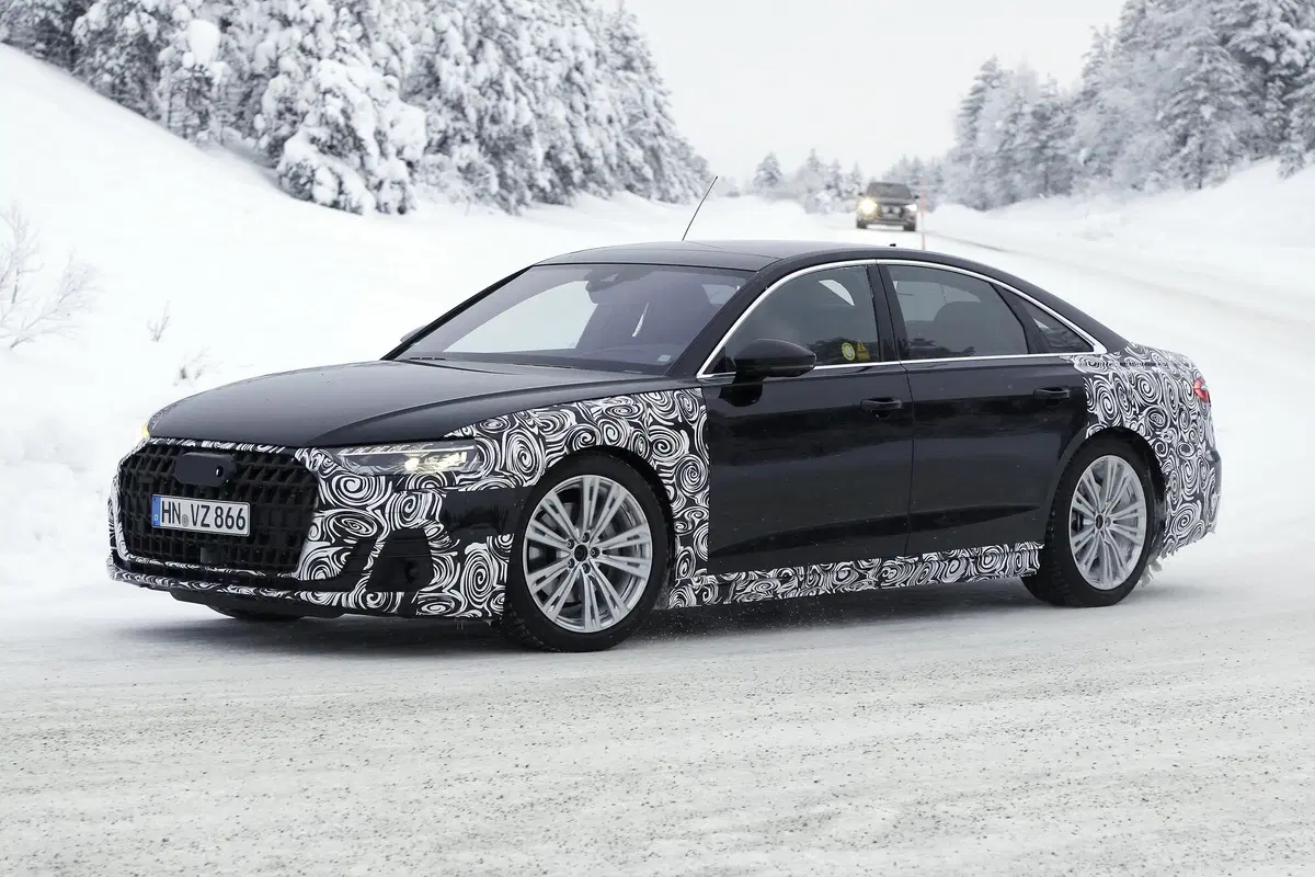 Audi A8 restyling, le foto spia (7)