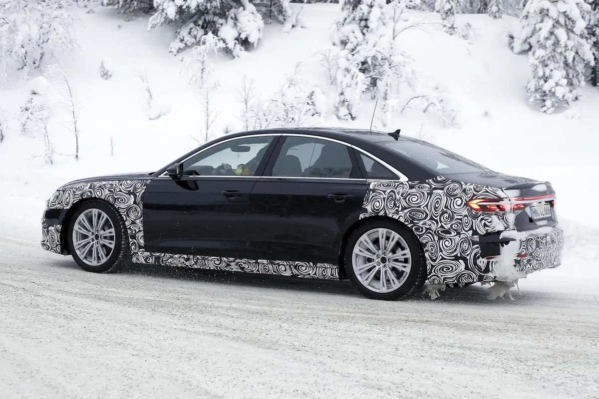 Audi A8 restyling, le foto spia (8)