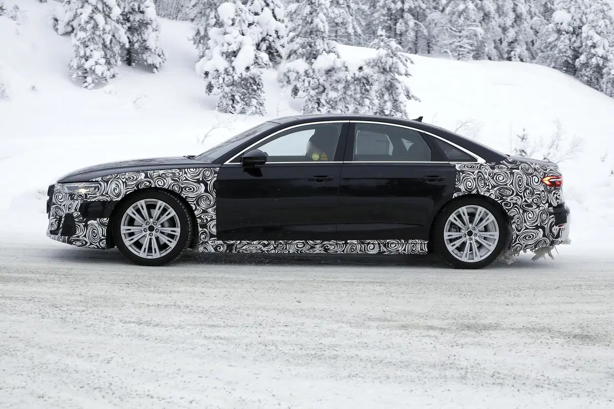 Audi A8 restyling, le foto spia (9)