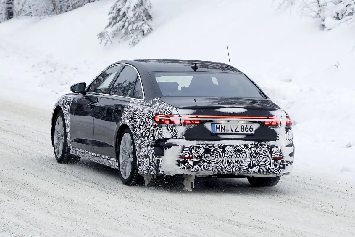 Audi A8 restyling, le foto spia (11)