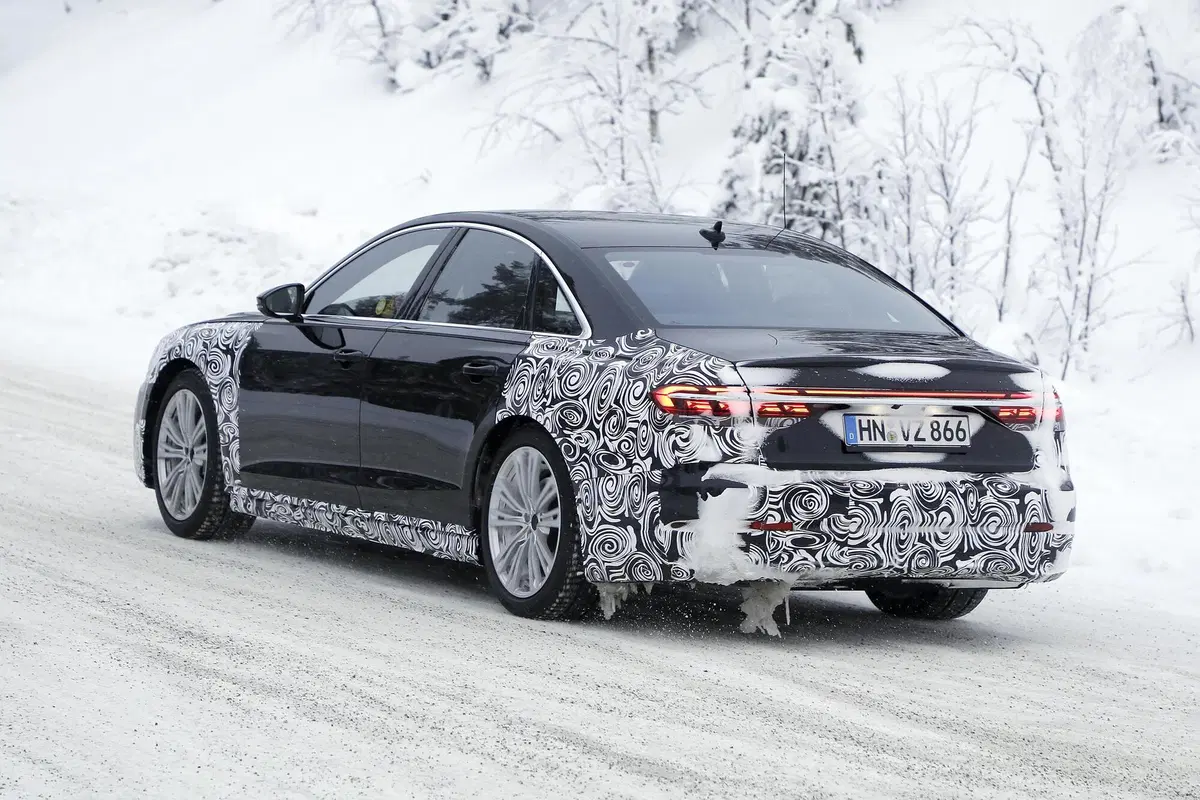 Audi A8 restyling, le foto spia (12)