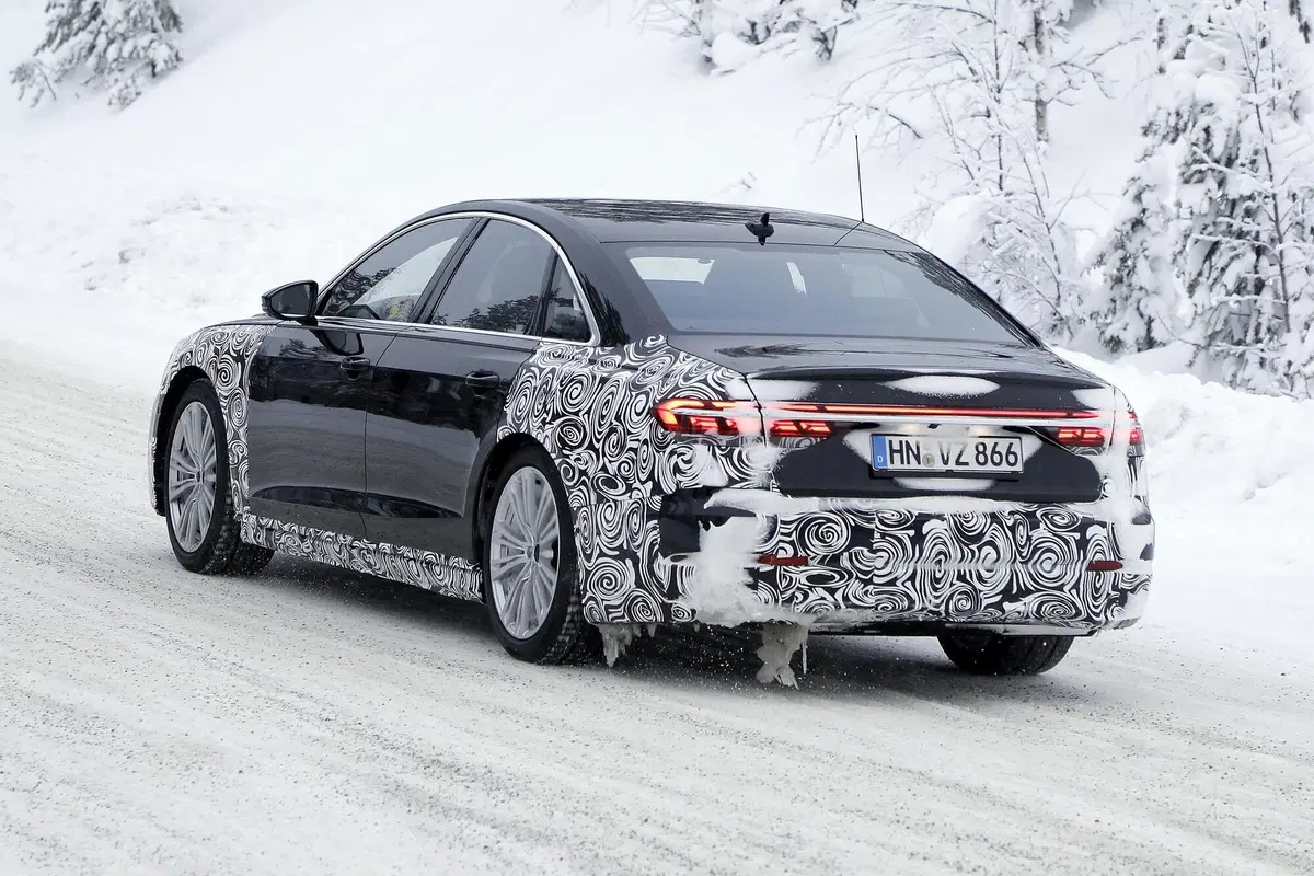 Audi A8 restyling, le foto spia (13)