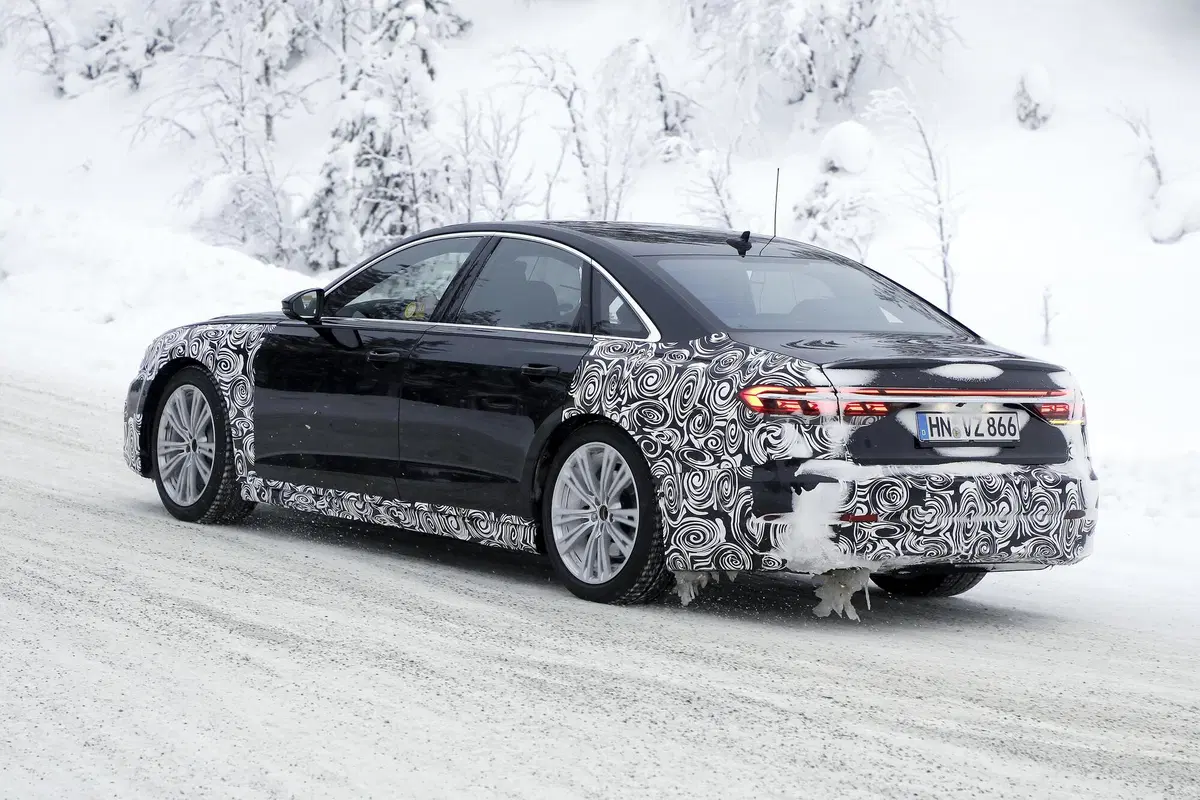 Audi A8 restyling, le foto spia (14)
