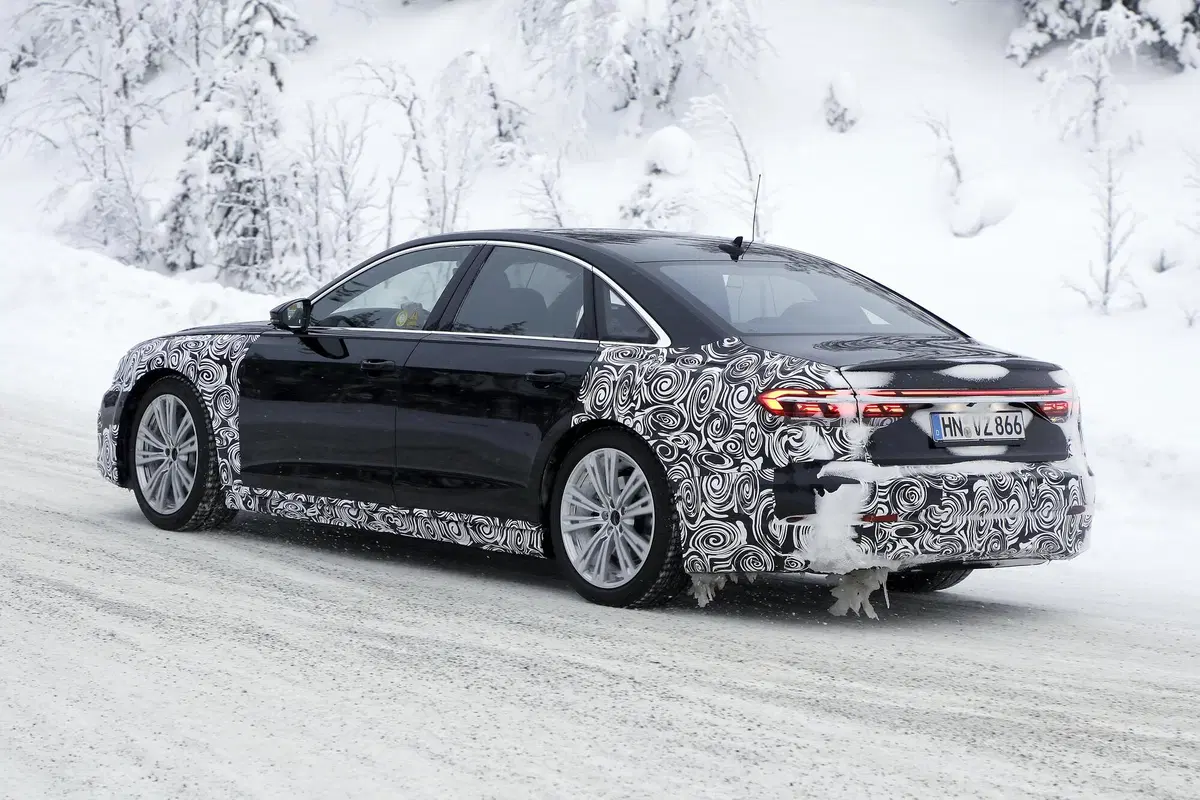 Audi A8 restyling, le foto spia (15)