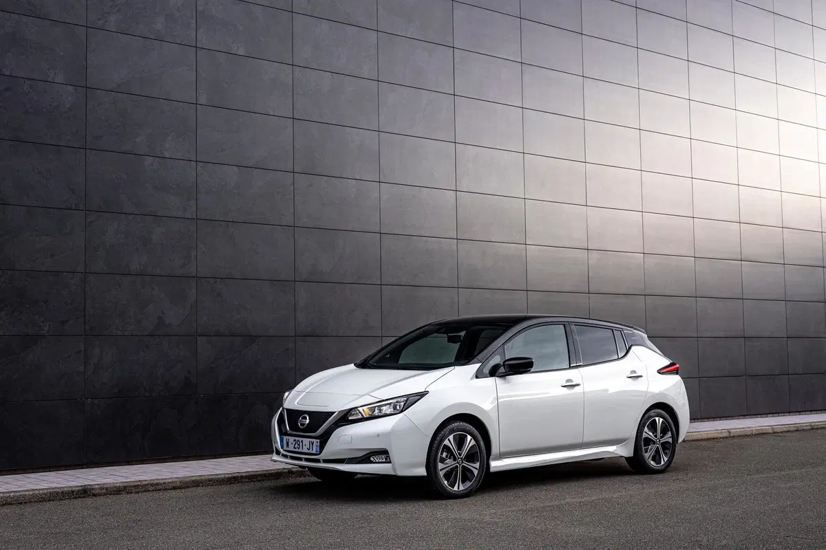 Nissan Leaf10, la serie speciale per il decimo anniversario  (12)