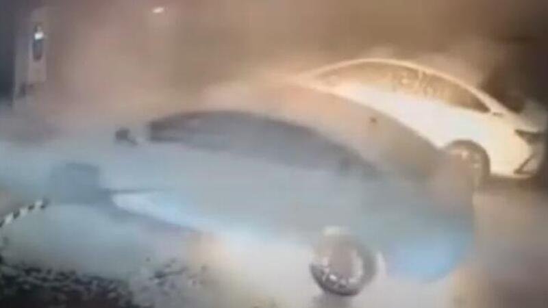 L&#039;auto elettrica cinese si incendia e poi esplode: occupanti miracolati [VIDEO]