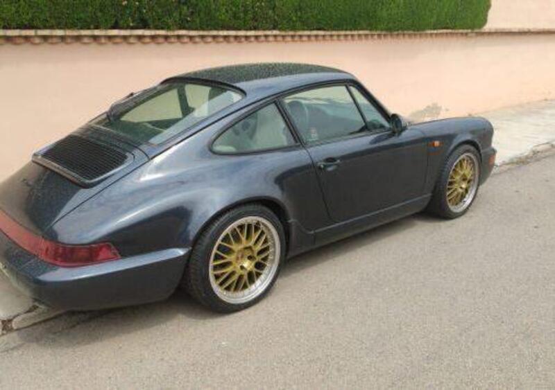 Raggiro per rubare la Porsche: gli fa pip&igrave; sull&rsquo;auto per farsi inseguire, intanto l&rsquo;auto sparisce