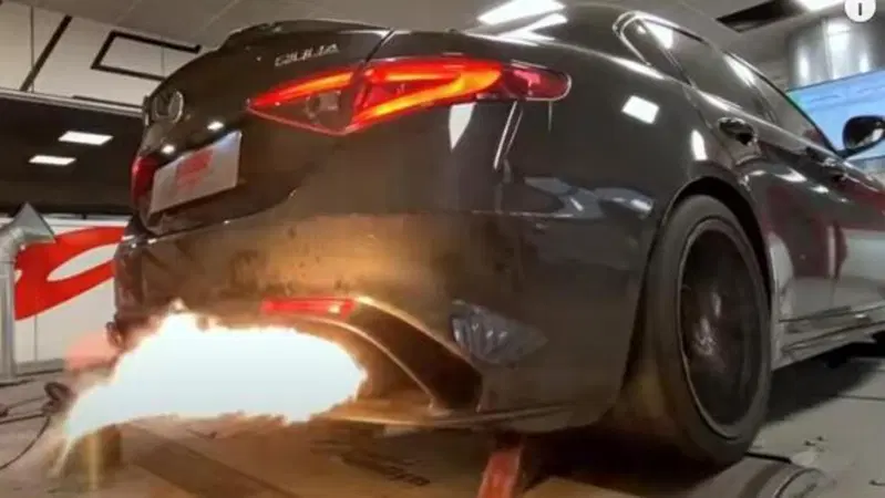 Akrapovic diretto per l'Alfa Romeo Giulia Quadrifoglio: fiamme ne abbiamo? [VIDEO]