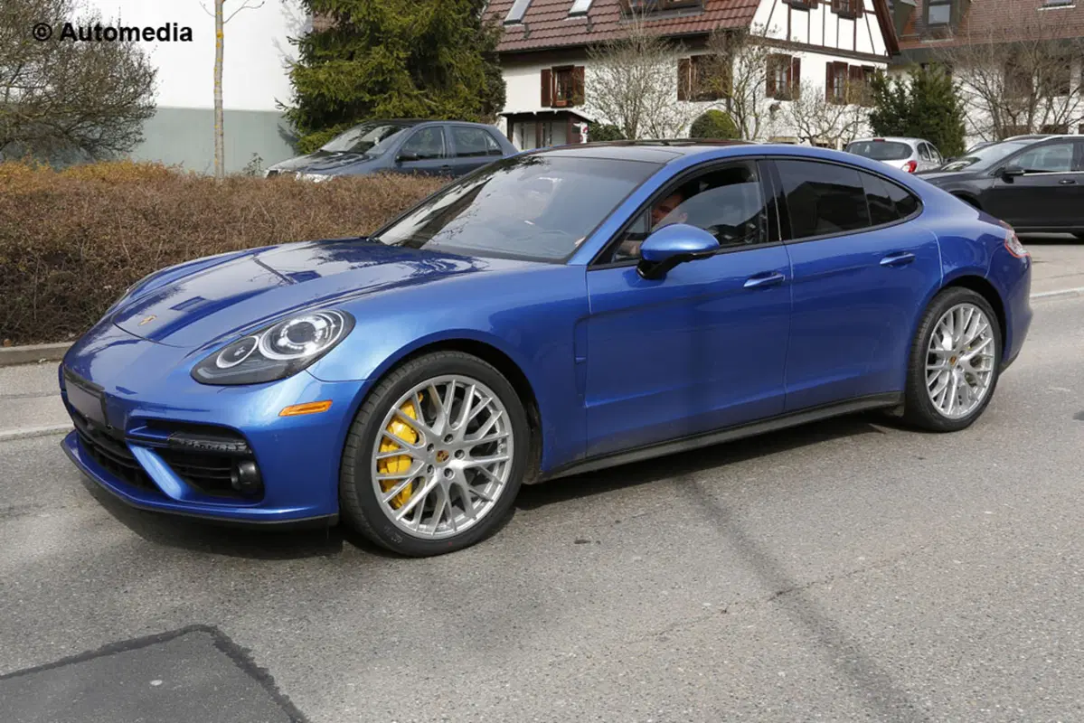 Nuova Porsche Panamera: primo teaser della seconda generazione