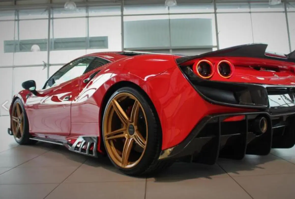 Ferrari Keyvany F8 835 Tributo: il chirurgo estetico questa volta ha sbagliato tutto (5)