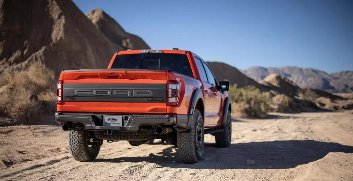 Ford lancia il nuovo F-150 Raptor: superpickup V6 e V8 [video] (2)