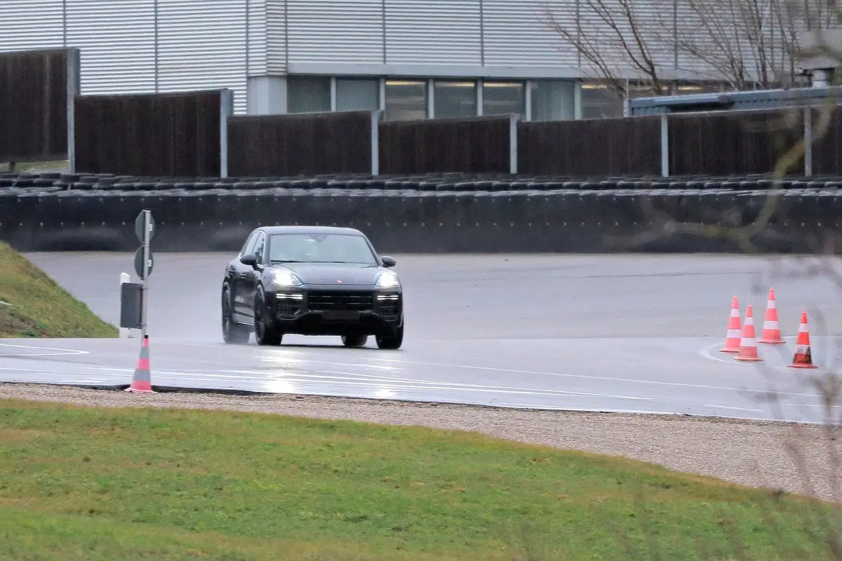 Porsche Cayenne restyling, le foto spia  (3)