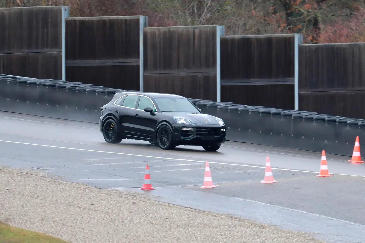Porsche Cayenne restyling, le foto spia  (4)