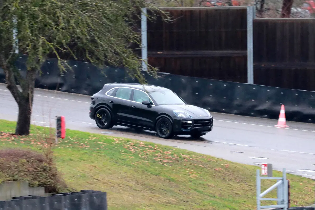 Porsche Cayenne restyling, le foto spia  (5)