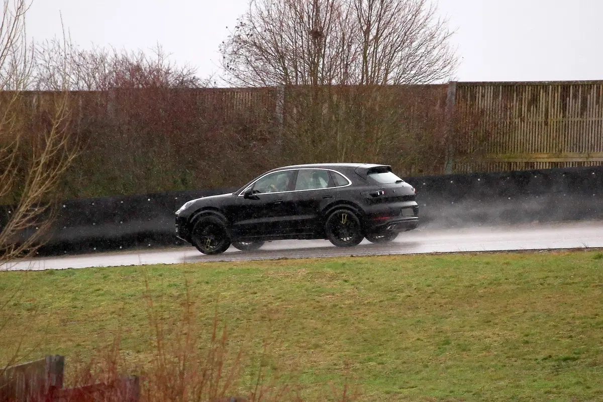 Porsche Cayenne restyling, le foto spia  (8)
