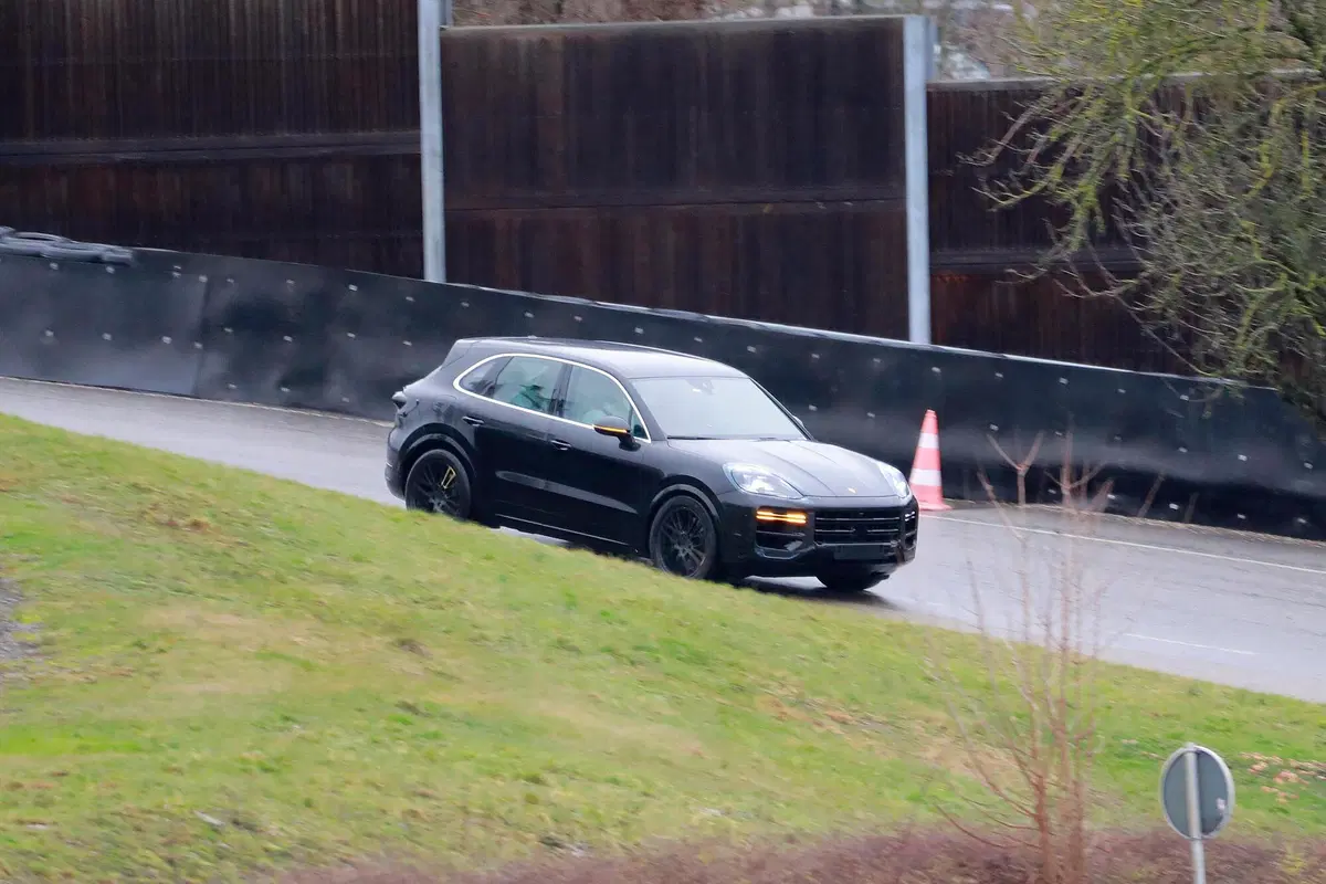Porsche Cayenne restyling, le foto spia  (7)
