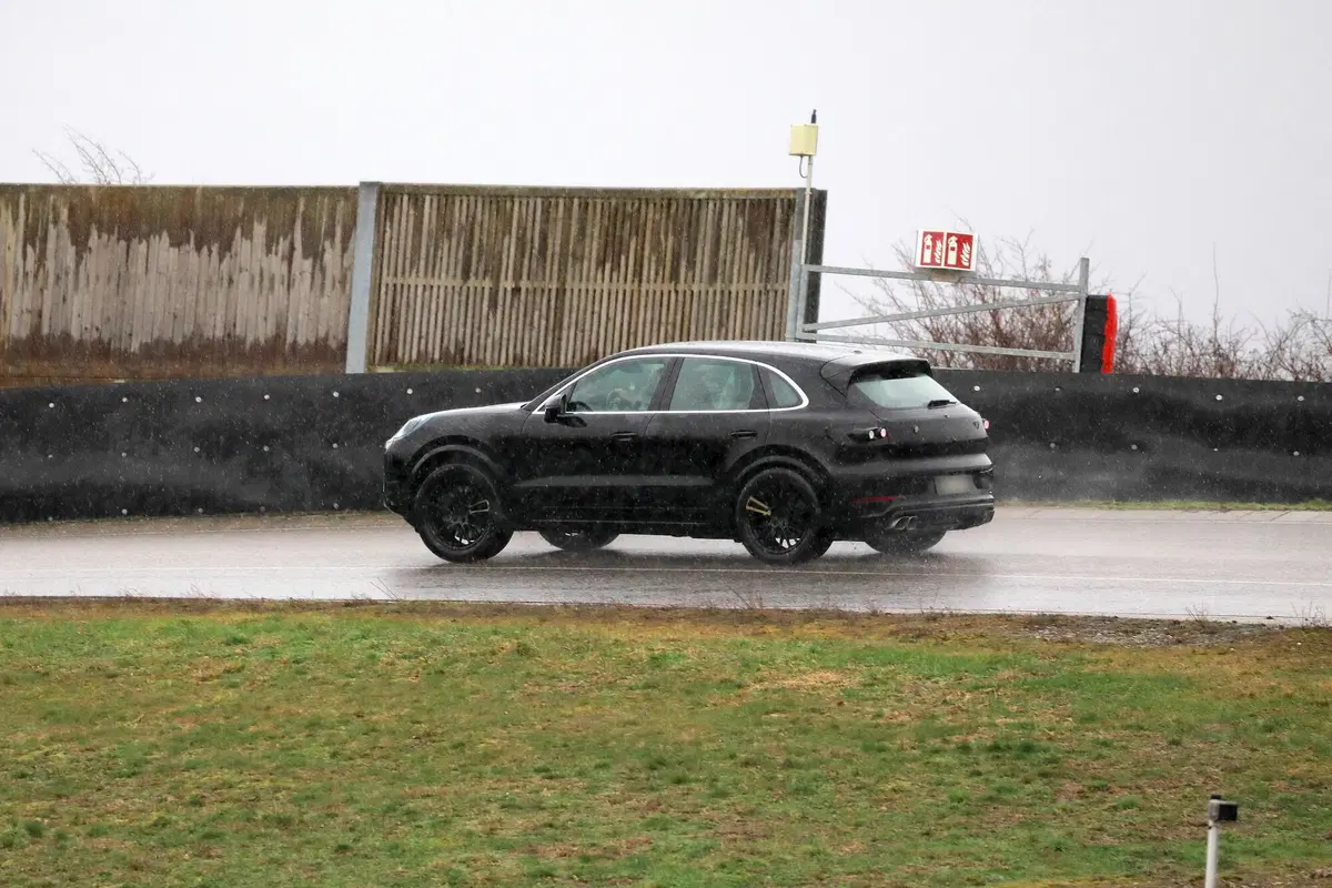 Porsche Cayenne restyling, le foto spia  (9)