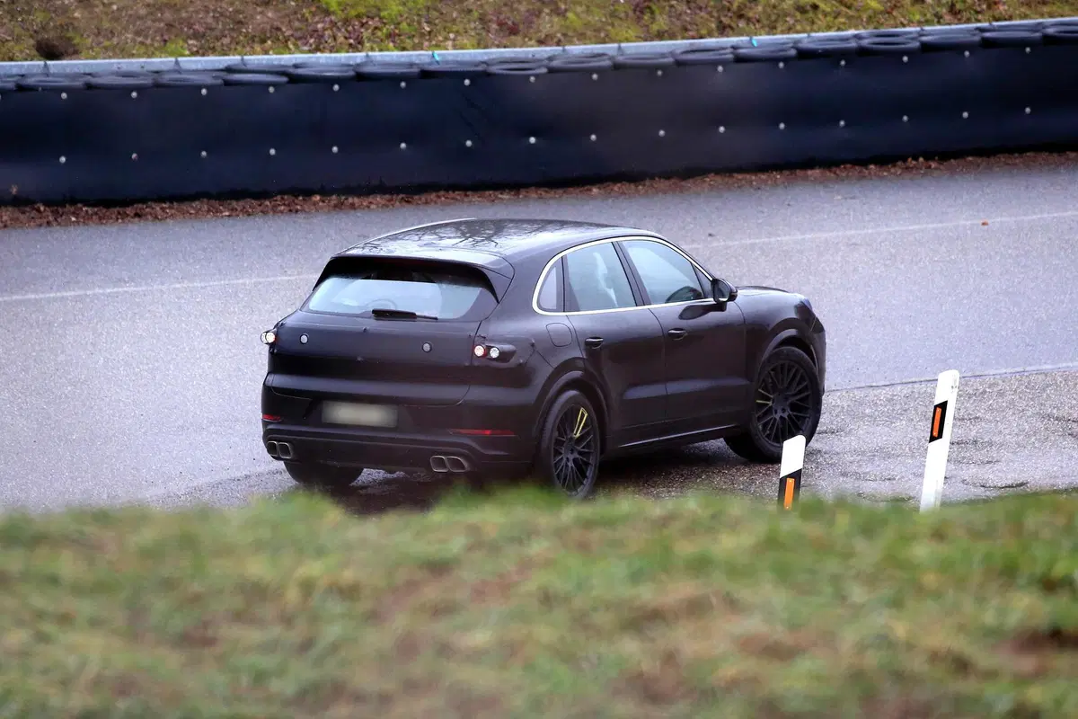 Porsche Cayenne restyling, le foto spia  (2)
