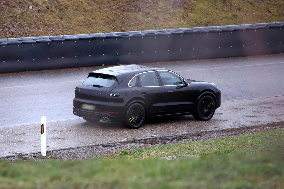 Porsche Cayenne restyling, le foto spia  (10)